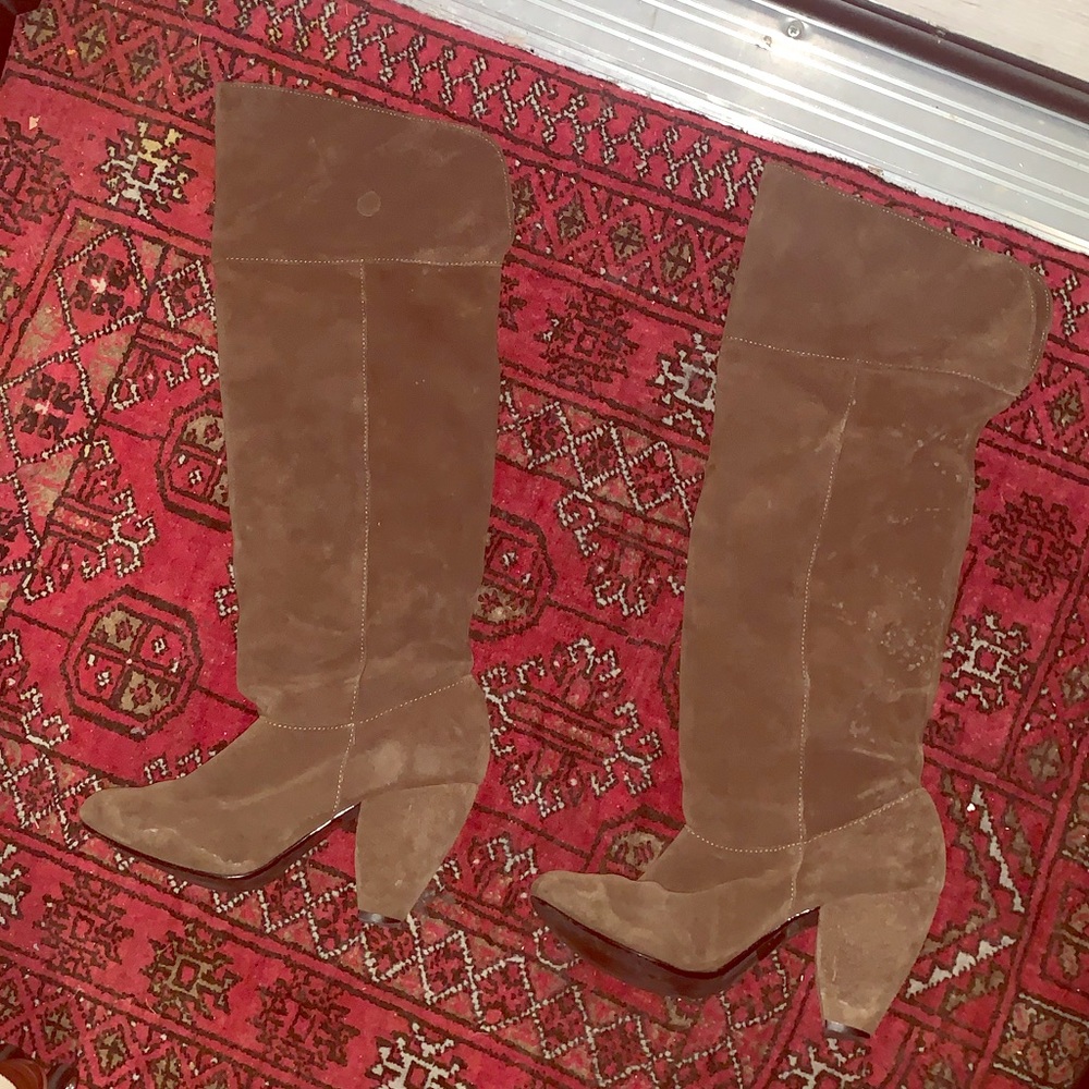 Brown suede boots with curved heel!